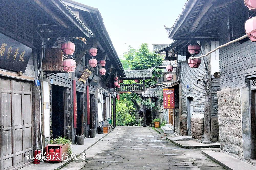 离婚女方户口在男方请问离婚后女方可以独立办一个户口本吗？